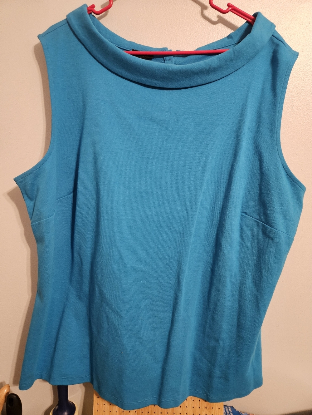 NWT Talbots Plus 3X Teal Sleeveless Knit Boatneck Top With Back Button Detail.